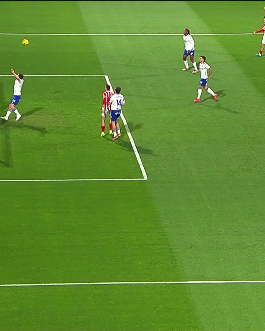 No es su posición natural, pero si le piden a Kervin Arriaga que defienda, lo hace con todo. Evitando el gol en la línea 🚀🇭🇳🇪🇸