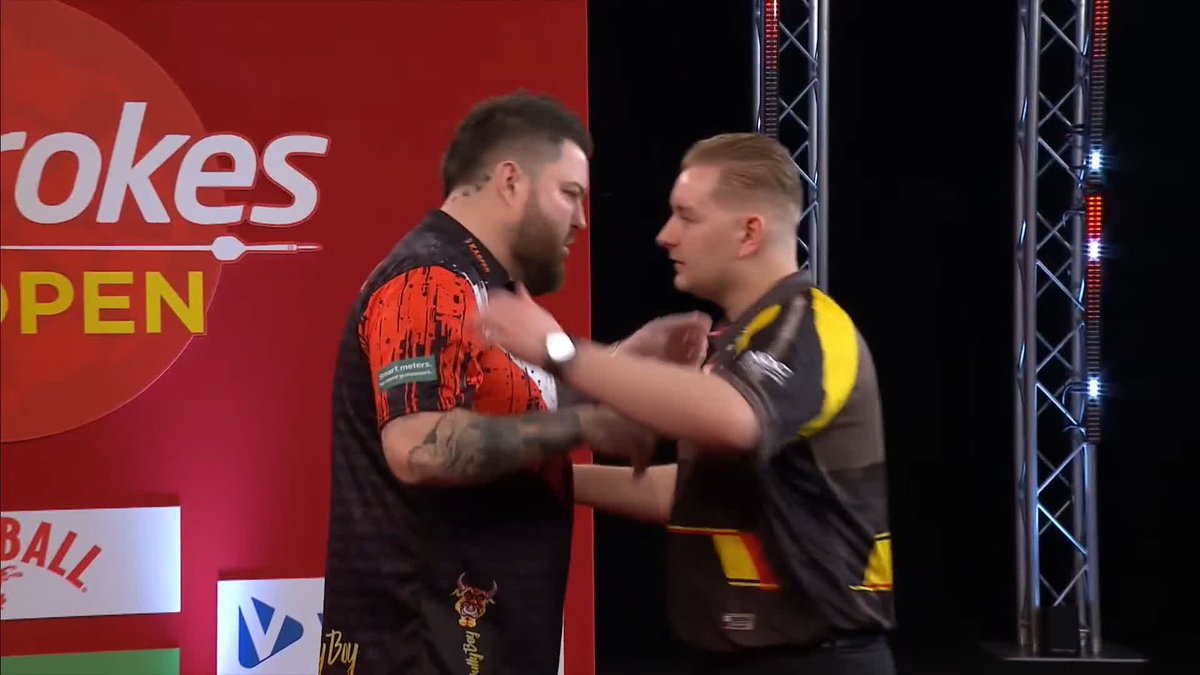 SMITH DUMPS OUT DIMI! Michael Smith ends Dimitri Van den Bergh's reign as UK Open champion! Bully Boy dispatches the struggling Belgian 10-3, reeling off five straight legs to reach the last eight... 📺 #UKOpenDarts