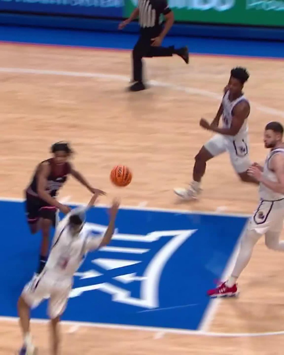 “Show it to me again!” 🔥 KJ ADAMS JR. WITH THE STEAL & SLAM 😳