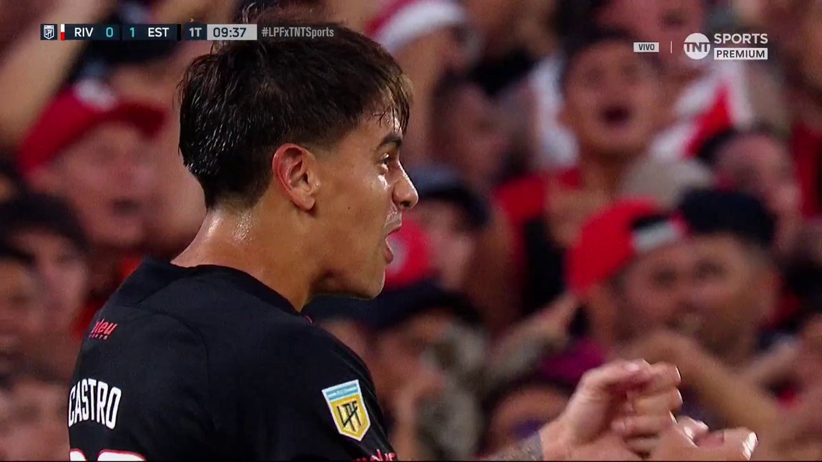 Miren al Huevo Acuña en el gol de Estudiantes. Literalmente está TROTANDO. Está claro que Acuña tiene que jugar en el medio. Ya no le da para atacar y defender.