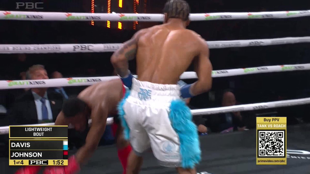 🚨‼️Scooter Davis beats Jamal Johnson‼️🚨 He stayed really tight in there while throwing shots. He has a great future. 1st round TKO‼️ #Boxing #BOXINGnBBQ #DavisRoach