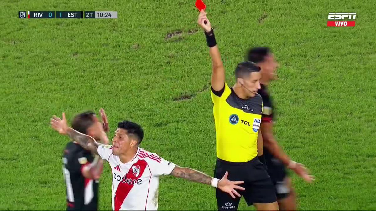 ¿ERA PARA ROJA? Falcón Pérez expulsó a Enzo Pérez por esta patada a Medina.