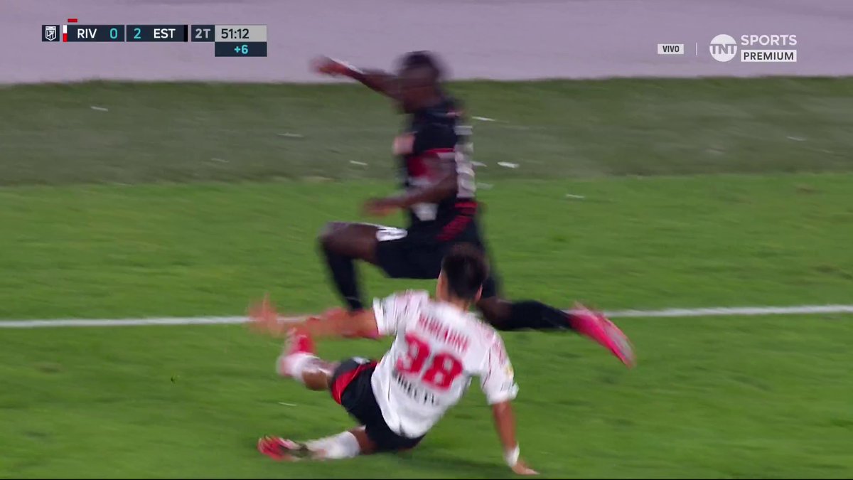 La patada de Subiabre pagó la entrada. Aprendé Simón, jugador tibio, intrascendente.