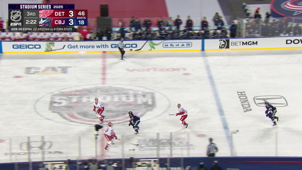 BLUE JACKETS RETAKE THE LEAD 🤯 It was determined there was no penalty on the play after review.