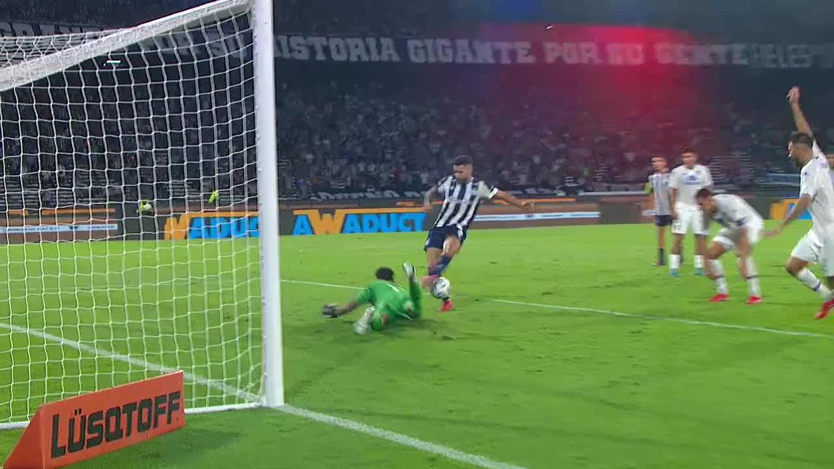 ZENOBIO APARECIÓ EN LOS MOMENTOS DIFÍCILES: El arquero de Tigre fue CLAVE en el 2-1 ante Talleres por atajadas como esta... ¿De dónde sacó ese manotazo para negarle el gol a Bustos?