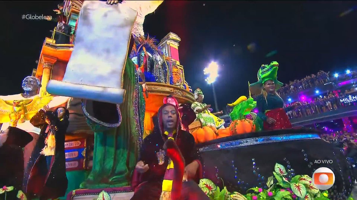 apenas o carnaval poderia proporcional um carro alegórico do sítio do pica pau amarelo junto com harry potter atravessando a avenida amamos ser brasileiros!!!!!! obrigada pela farofa, império de casa verde #Globeleza