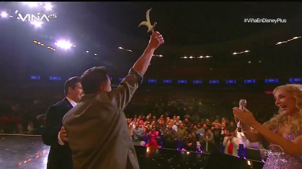 🔴 DE OTRO NIVEL: Pedro Ruminot obtiene Gaviota de Plata y Oro en #Viña2025 #FestivalDeViña y por qué no decirlo, corneta de oro 🤣 Lejos el humorista más aplaudido de las 6 noches, con el público en la palma de su mano, ovaciones pidiendo la gaviota cortando su rutina en todo momento, el feedback fue de otro nivel, hace muchos años no se vía algo así entre el público y un comediante.