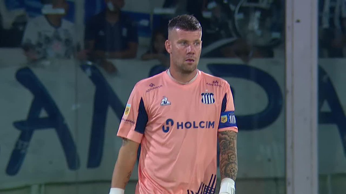Este tipo es titular, CAPITAN y encima algunos modelitos 2016 lo tildan de "idolo" (no ganó nada)