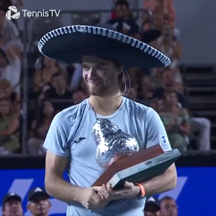 Hold it HIGH 🤠 Tomas Machac raises his first ATP trophy in style in Acapulco. #AMT2025
