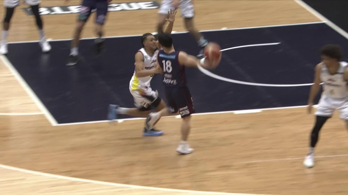 ものすごいパスからのブザビスリー😳😳 横浜BC#18 森井 👉 #14 大庭が第1Qを締めくくる！ 森井健太 大庭 岳輝 Oba Takeru 横浜ビー・コルセアーズ 📡バスケットLIVEで生配信中 #Bリーグ #りそなグループ