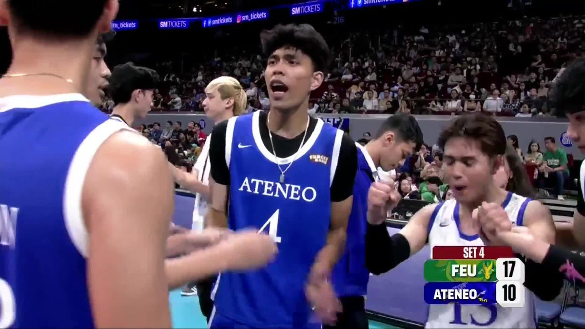 "HAMPASIN NIYO BAKLA" 😂💙 Lance De Castro brings the energy and all-out support in Ateneo Blue Eagles' Set 3 huddle against FEU Tamaraws in the UAAP Season 87 Men’s Volleyball tournament. #OSTimeOut #UAAPSeason87 #StrongerBetterTogether #LegendsStartHere #OneSports