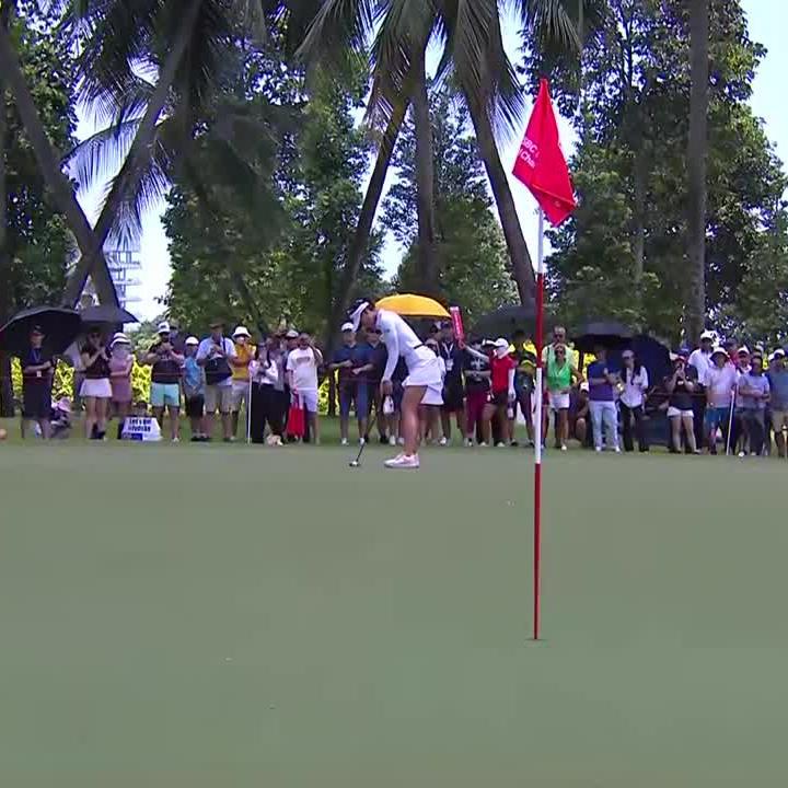 LYDIA KO FROM 40-FEET OUT TO EXTEND THE LEAD 🤯 She's four ahead with just three to play 🤩
