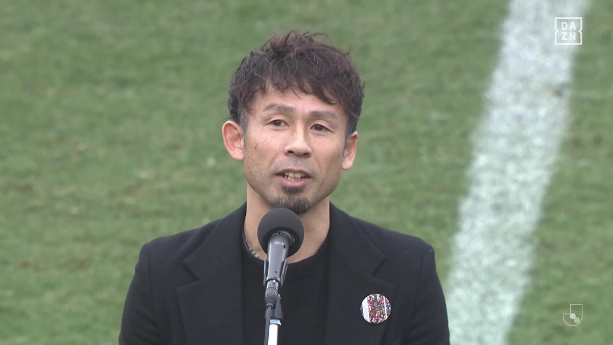 「サポーターの皆さんや妻の支えが あって25年間も続けてこられた」 昨シーズンをもって 25年間のプロ生活に幕を下ろした #山瀬功治 さんが引退セレモニーで挨拶🎤 🏆明治安田J2第3節 🆚山口×札幌 🆓#DAZN 見逃し配信 #Jみようぜ #Jリーグ #山口札幌 山瀬功治