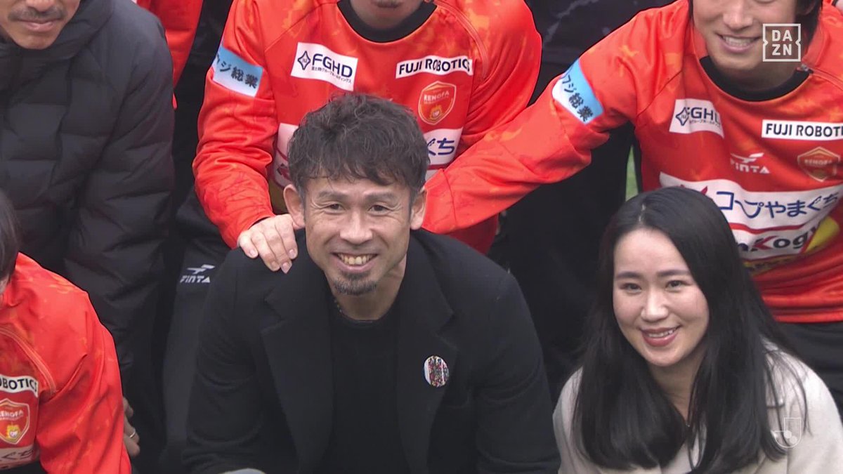 最後はチームメイトに導かれ胴上げ🙌 前人未踏「24年連続ゴール」の Jリーグ記録を打ち立てた、まさに“鉄人” #山瀬功治 さん、25年間のプロ生活 本当に、本当にお疲れさまでした👏👏 🏆明治安田J2第3節 🆚山口×札幌 🆓#DAZN 見逃し配信 #Jみようぜ #Jリーグ #山口札幌 山瀬功治
