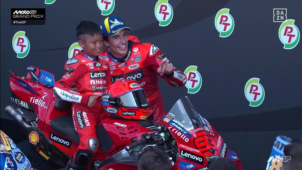 El niño más feliz de toda Tailandia junto al hombre más feliz de toda Tailandia 😁 🔗 #ThaiGP 🇹🇭 #MotoGP 🏁