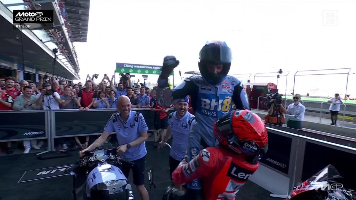De la mano, como durante toda una vida, pero ahora en #MotoGP ❤️ Momento mágico de Marc Márquez y Alex Márquez ✨ Si alguna vez la familia Márquez ha soñado a lo ENORME... tiene que ser una imagen muy parecida a esta 🥰 #ThaiGP 🇹🇭 #MotoGP 🏁
