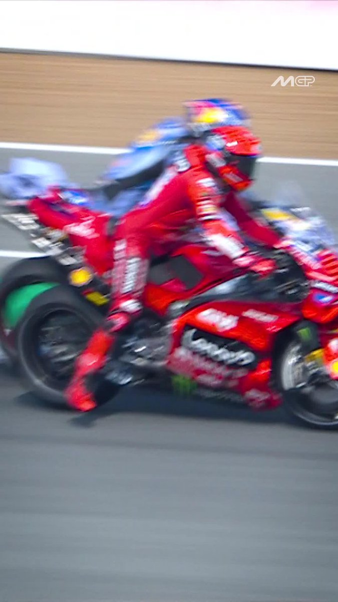 And at that moment Marc Márquez knew he've won the Grand Prix 😎 #ThaiGP 🇹🇭