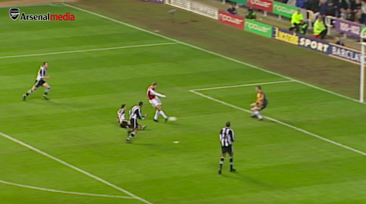 It's been 23 years and 𝐬𝐭𝐢𝐥𝐥 trying to figure out how Dennis Bergkamp pulled this off 🪄 (via Arsenal)