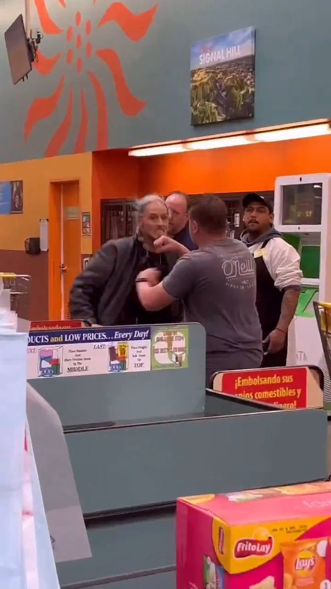 Argument at a Signal Hill, California Food 4 Less turns into a fist fight then a knife and gun come out. Given that it's California I'd guess both of these guys will be getting a visit from police shortly. Ego... #CityLife #LongBeach #ego #urban #democrats #california #fight #darwin