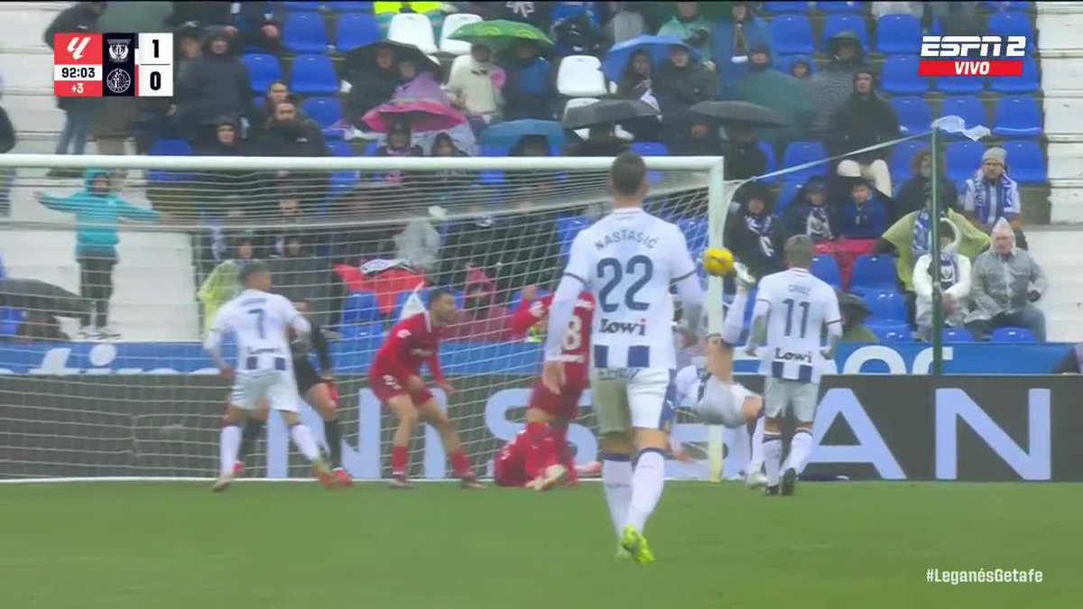 Un derbi que aparentemente terminaría en 0-0, sin un solo tiro a puerta en todo el partido, y en el último minuto el Leganés marca este impresionante gol de chilena.