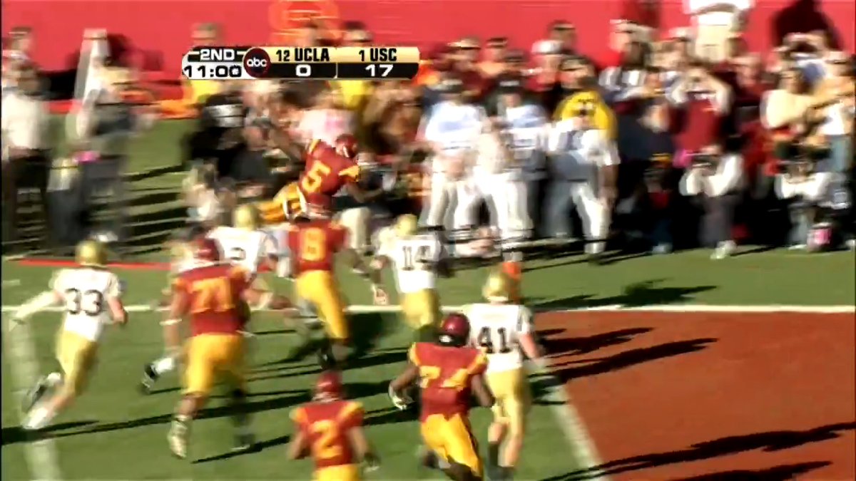 Happy 4️⃣0️⃣th, Reggie Bush! 🥳 We're celebrating with the USC Football ✌️ icon's 260-yard day vs. rival UCLA in the 2005 regular season finale ✌️