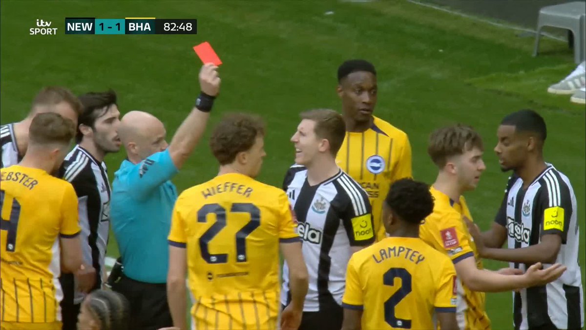 Anthony Gordon has been sent off! 🟥 #ITVFootball | #NEWBHA