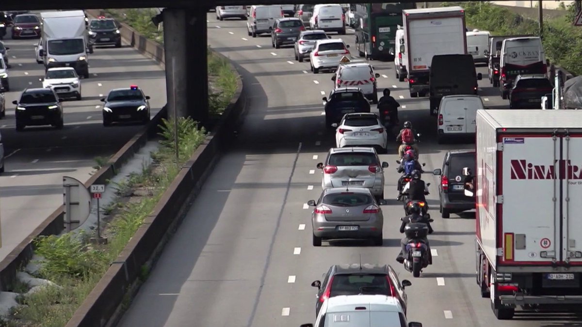 En Île-de-France, à partir du 3 mars, la voie de gauche du périphérique sera uniquement réservée aux véhicules de covoiturage, aux transports en commun, aux taxis et aux VTC. Cette expérimentation existe déjà à Lyon et vise à fluidifier la circulation et à réduire la pollution.