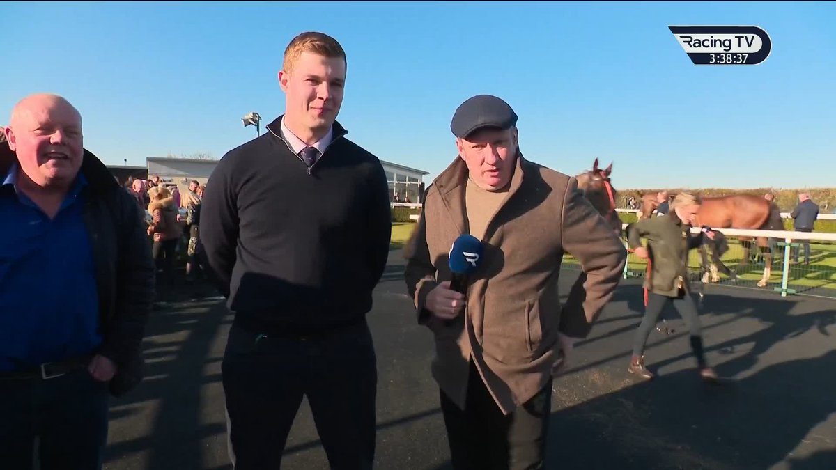 🗣️ "It's fantastic!" A first winner under Rules for trainer Max Comley who saddled Wearapinkribbon to victory Huntingdon Racecourse 🤩