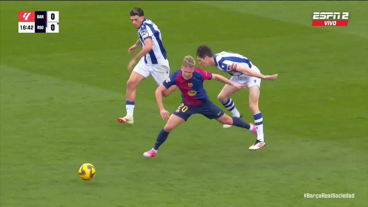 El partido estaba parejo y sucedió esto. Expulsado Elustondo cuando Javi Lopez llegaba claramente al cierre. Otra más y van! Después 11 contra 10 fue todo del Barca.