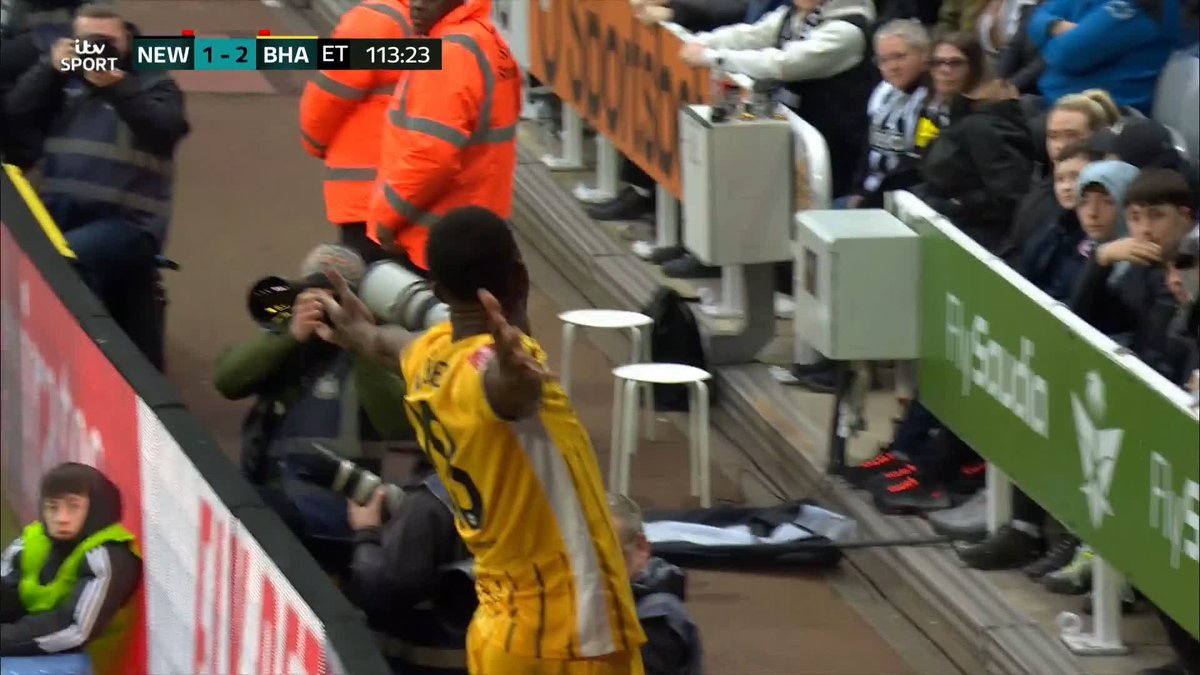 WHAT A FINISH FROM DANNY WELBECK! 🤯 Brighton have one foot in the quarterfinals! #ITVFootball | #NEWBHA