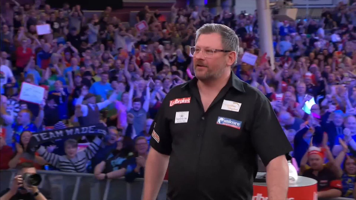 WADE WINS AN EPIC! 🔥 Incredible from James Wade! The Machine produces an 11-dart hold in the decider to deny world number one Luke Humphries in a thrilling quarter-final! SIX 180s in the last three legs from Wade! 📺 #UKOpenDarts