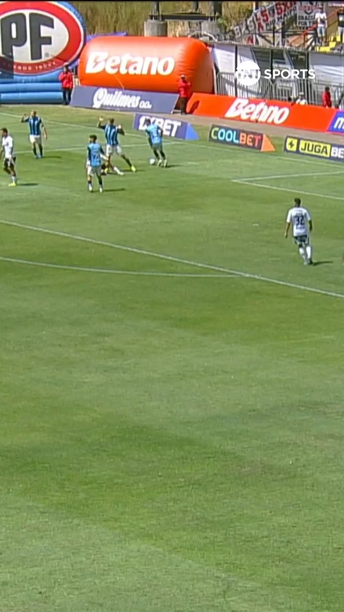 ⚪⚫🤔 ¿Te pareció penal? Claudio Aquino cayó en el área de Huachipato y el juez no dudó en sancionar penal, que finalmente el propio 1️⃣0️⃣ se encargó de transformar en gol.