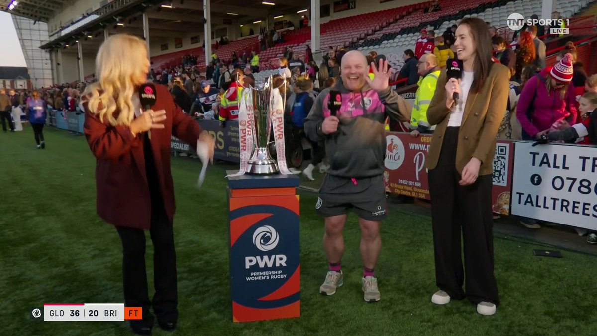 🕺Do it for me, go on!" Sarra Elgan Easterby coaxes a little dance out of Gloucester Hartpury coach Sean Lynn 😂