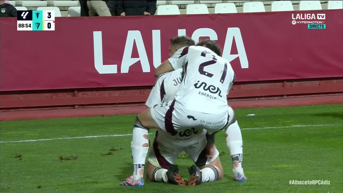¡ESE RECORTE ES DE SUPERCLASE! ✨ Don Juan Manuel García... para un Albacete Balompié 🤍 que quiere quedarse en #LALIGAHYPERMOTION