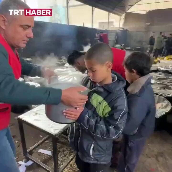 Türk Kızılayı, ilk iftarda Gazze'de 30 bin kişilik sıcak yemek dağıttı. #RamadanMubarak Ethereum NATO #edip avokado #FBvAnt Gomez #Oscars #Okanburukistifa