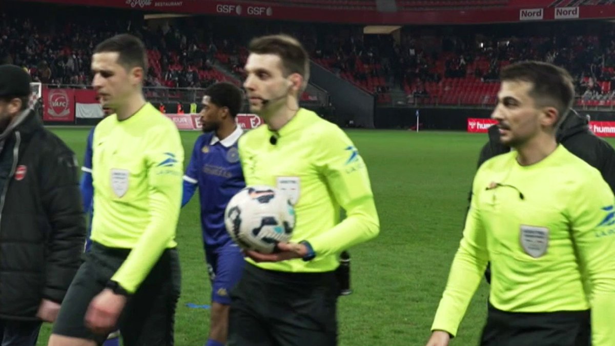 ⚽ #Stade2 | Parole aux arbitres 💥 Le week-end dernier, Pablo Longoria s’en est pris à l’arbitrage, jusqu’à parler de corruption. Mais comment se préparent les arbitres et comment gèrent-ils la pression ? Immersion avec Jordane Lomi, qui officiait ce week-end en National !