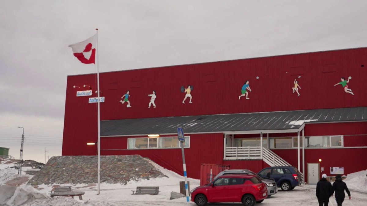 🇬🇱 #Stade2 | Grand format : sports inuits, la fierté du Groenland 🥶 Combat de doigts, saut à genou ou tirage de bâton : autant de disciplines des Avannaa Arctic Games, une compétition rassemblant des sports inuits organisée au Groenland !