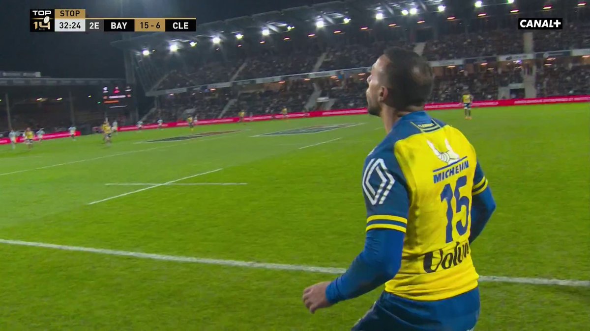La chute de l'arbitre de touche 😅 Belle note artistique 🤩 #ABASM | #TOP14