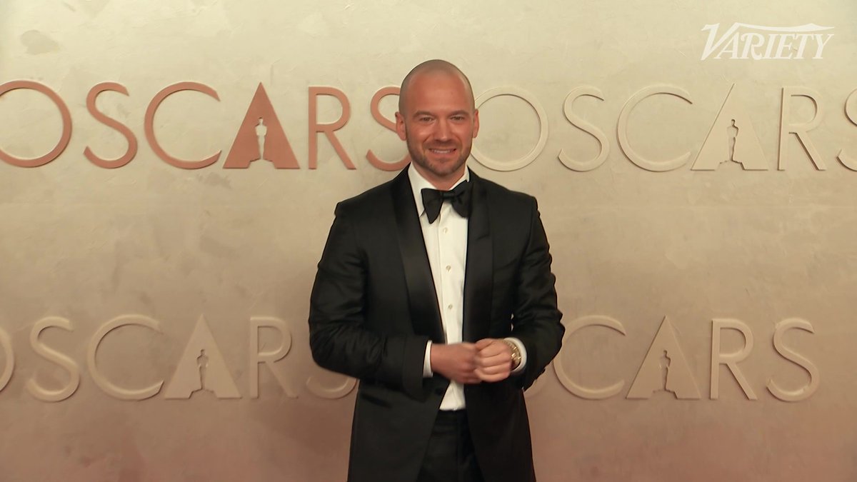 #HotOnes host Sean Evans poses for photos at the #Oscars.