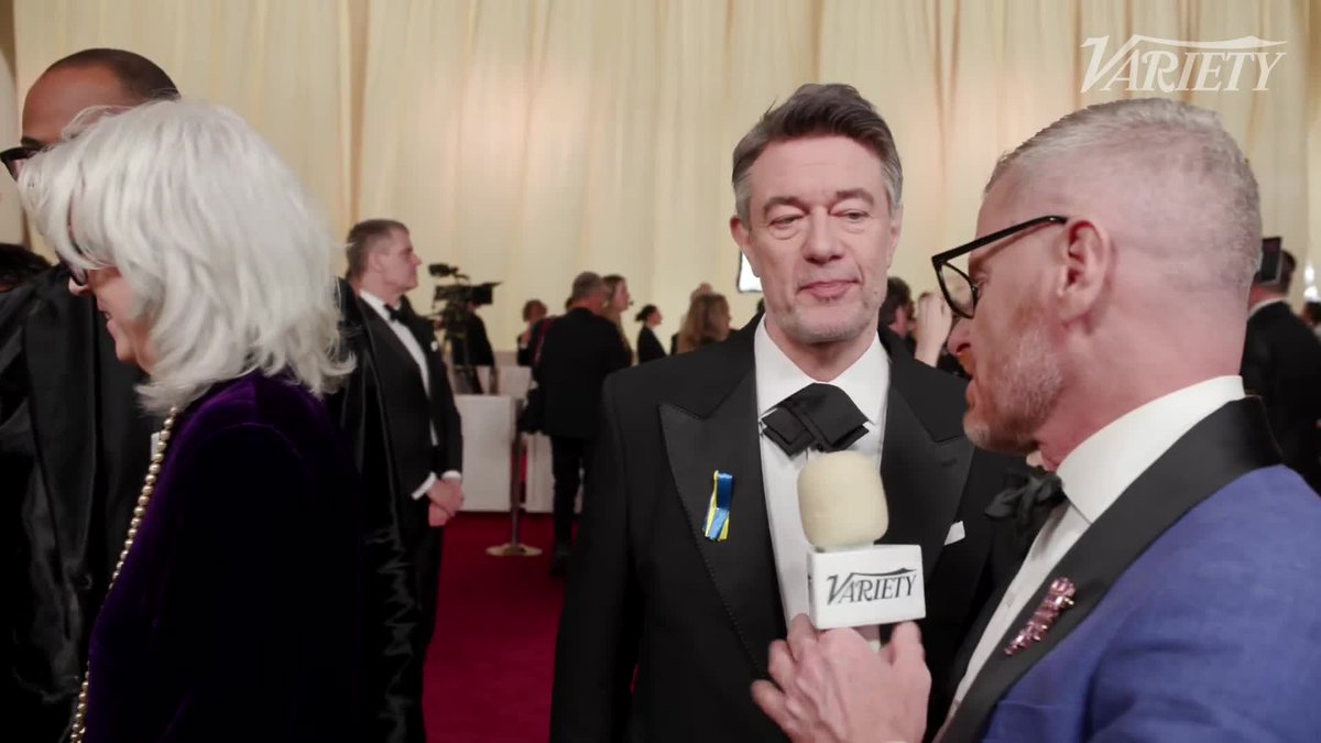 "Conclave" writer Peter Straughan wears a pin showing his support for Ukraine at the #Oscars.