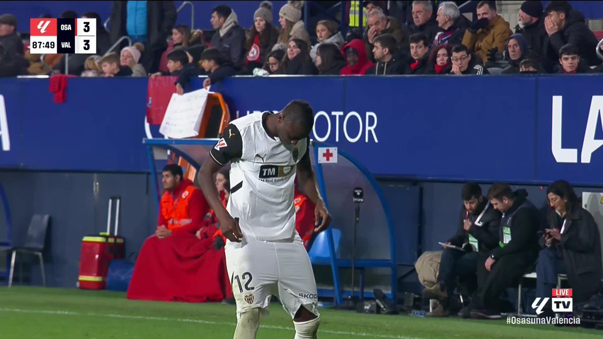Umar Sadiq with a GENIUS finish! 🤯 Outrageous goal from the Nigerian forward who scores with a brilliant mid-air flick 🔥