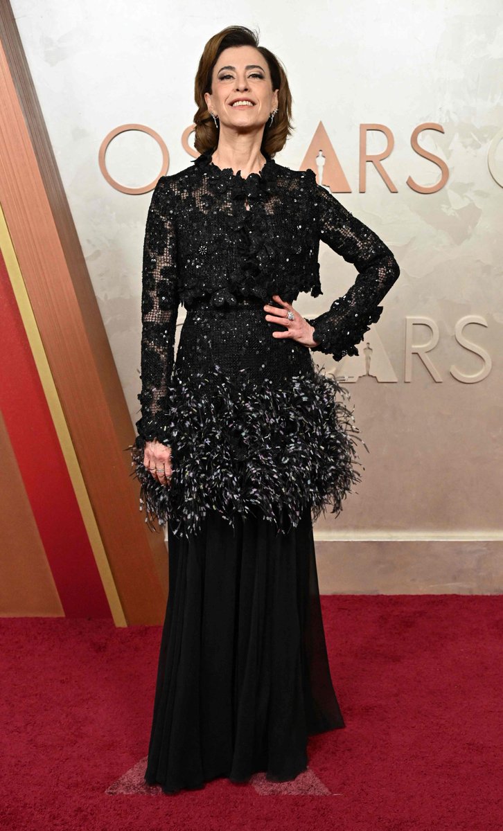 A MULHER ESTÁ UM LUXO! ✨ ALICE FERRAZ | Vem descobrir mais sobre o look CHANEL escolhido por Fernanda Torres para cruzar o tapete vermelho do #Oscars #estadao150anos Foto: Robyn Beck/AFP