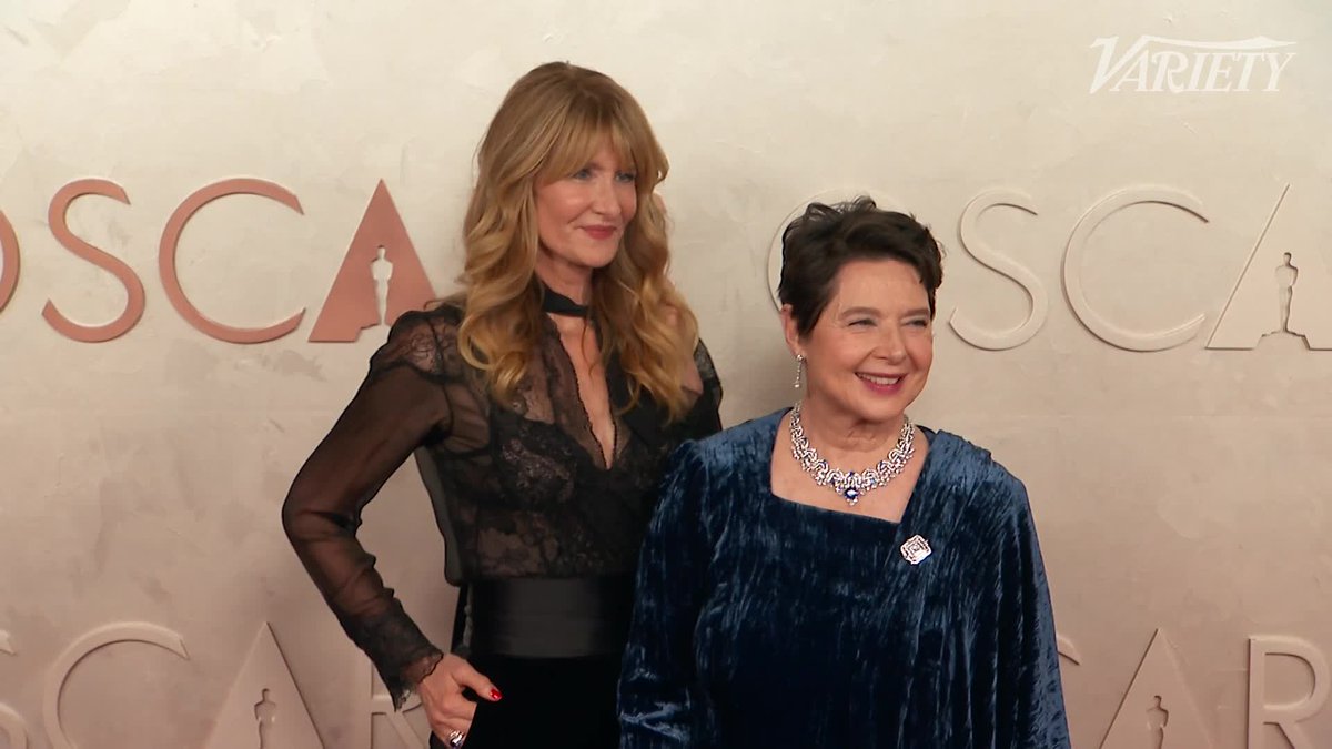 A "Blue Velvet" reunion! Laura Dern and Isabella Rossellini pose together on the #Oscars red carpet