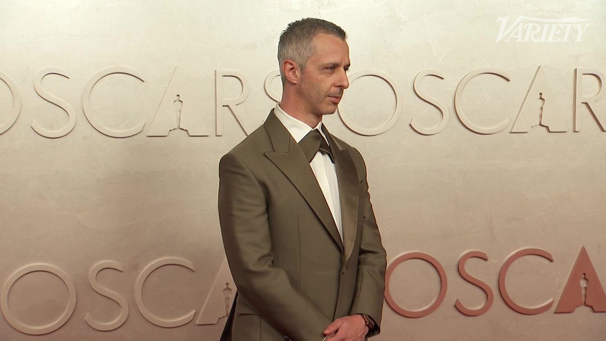 Jeremy Strong arrives at the #Oscars