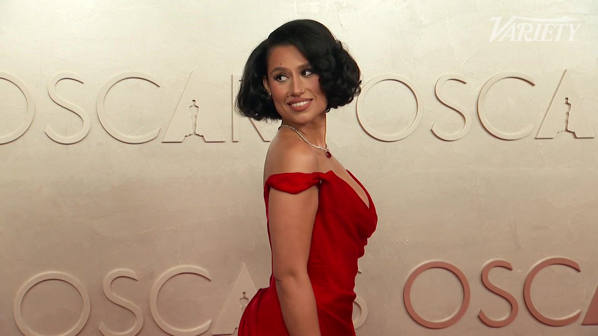 RAYE posing for photos on the #Oscars red carpet.