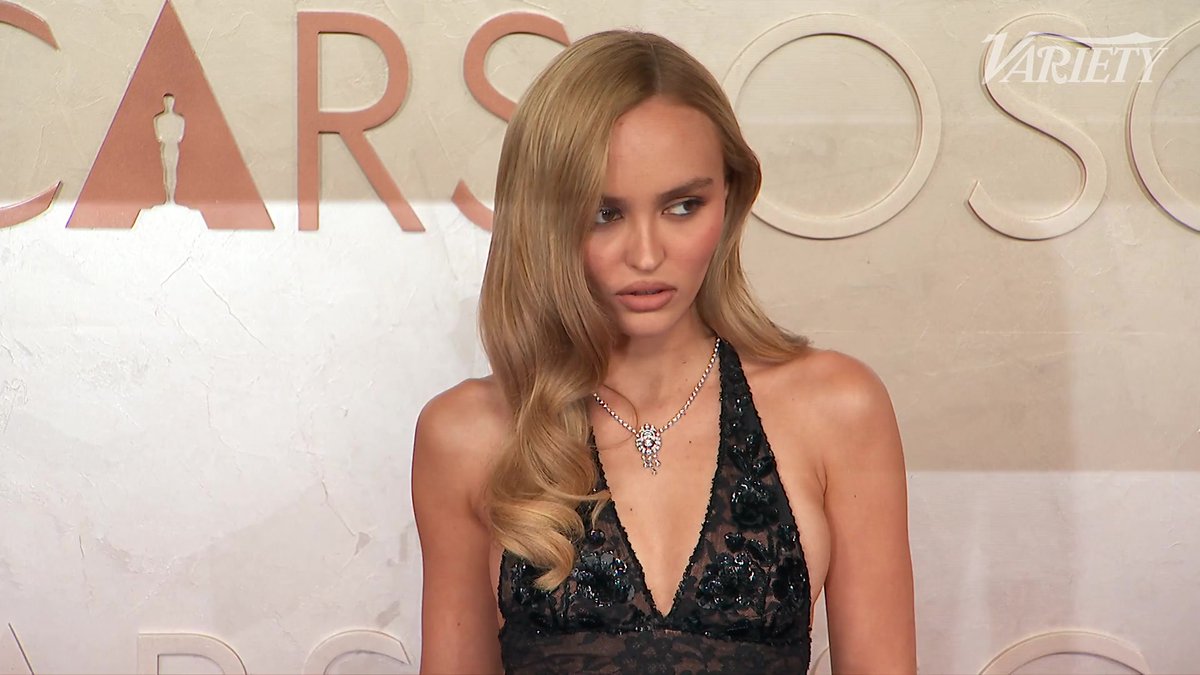 Lily-Rose Depp stuns for the #Oscars