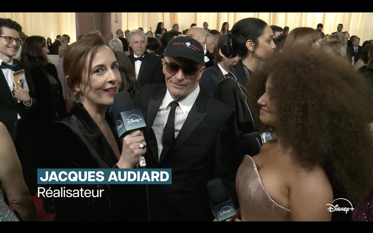 Jacques Audiard, le réalisateur d'Emilia Pérez, nommé à 10 reprises ce soir, au micro de Lena Situations et Sophie Soulignac sur le tapis rouge des #Oscars