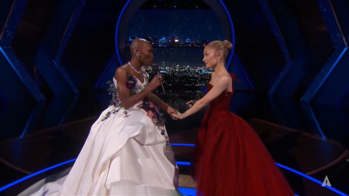 Cynthia Erivo and Ariana Grande perform Defying Gravity at the #Oscars! 💚🩷