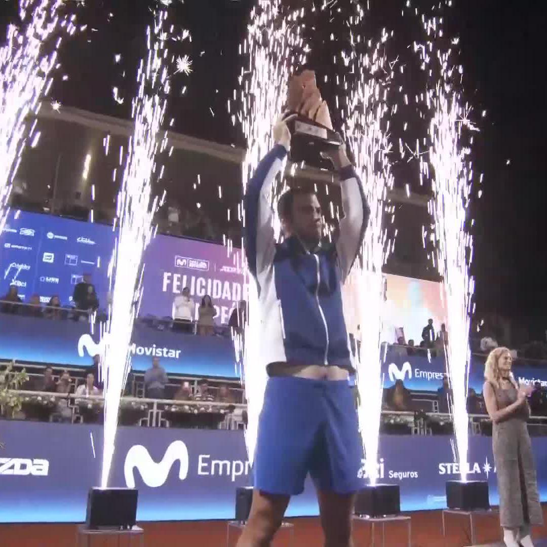 The moment of glory 🎉🏆 The Serbian raises his third ATP career trophy in Santiago! #MovistarChileOpen
