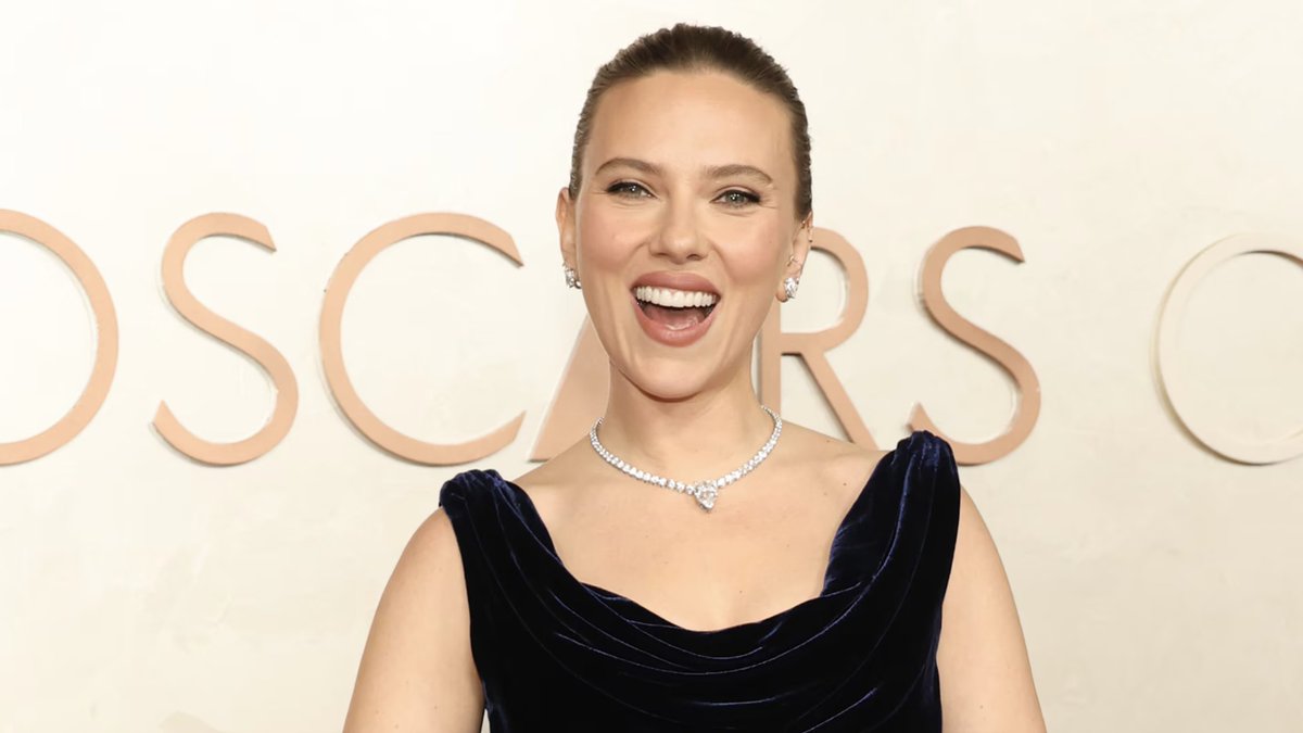 Scarlett Johansson was feeling like royalty while wearing Thierry Mugler at the #Oscars.